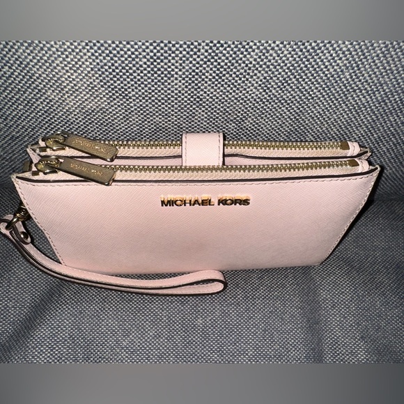 MICHAEL KORS Jet Set Large
Leather Smartphone Wristlet Wallet - Picture 4 of 7